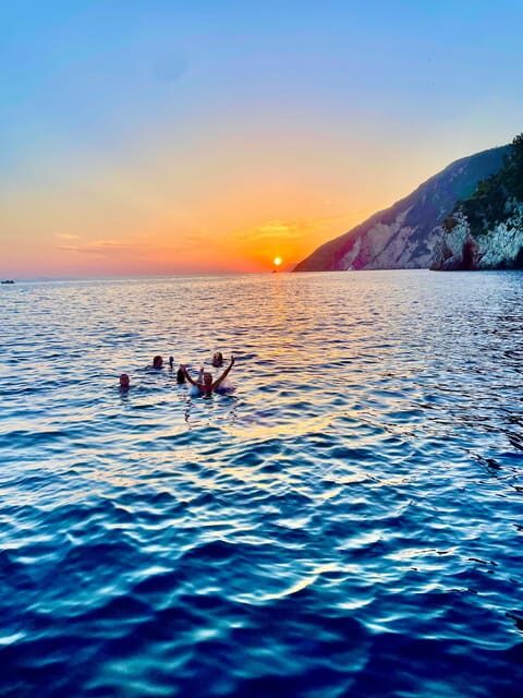 Cinque Terre Giro in Barca 4/8 ore con cibo e bevande - Key things that make this tour worth your time