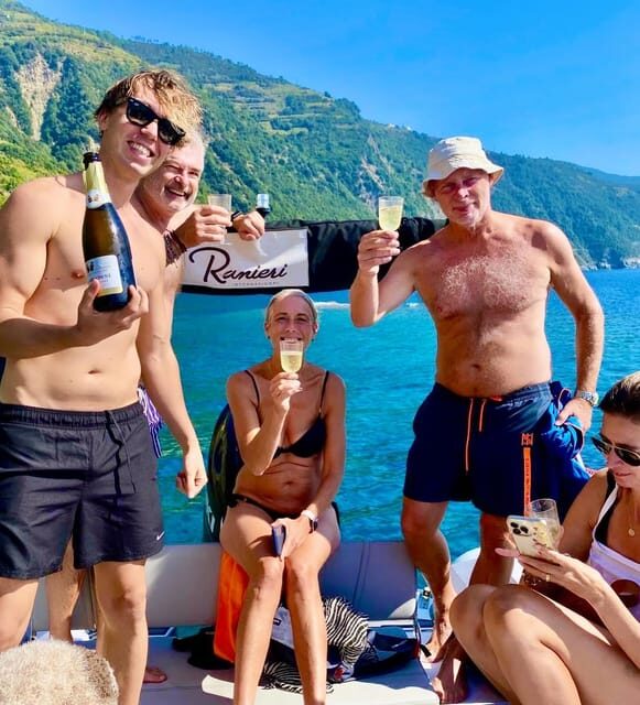 Cinque Terre Giro in Barca 4/8 ore con cibo e bevande - Visiting all five Cinque Terre villages by boat