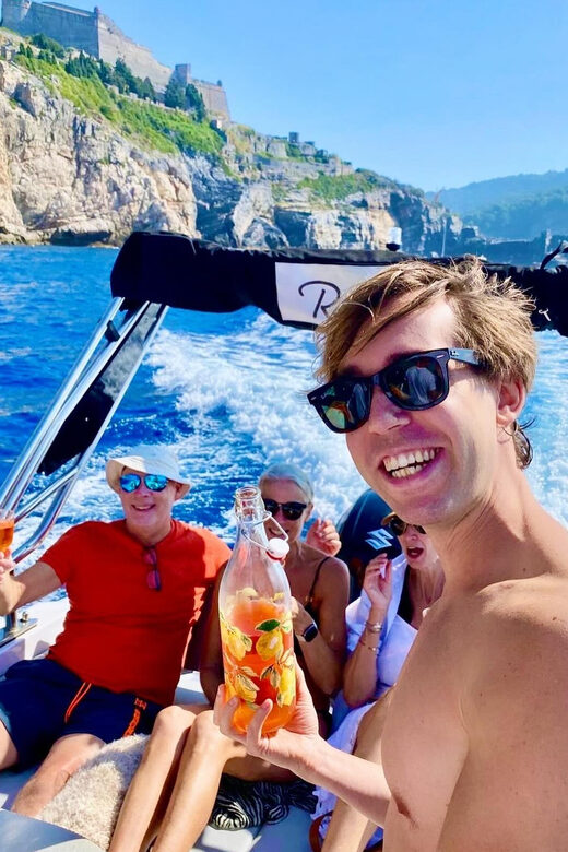 Cinque Terre Giro in Barca 4/8 ore con cibo e bevande - The boat, the skipper, and the guide team